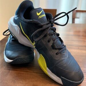 Nike Black and White Running Sneaker (Size US 7.5)